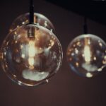 Elegante drie lampen hanglamp in een moderne woonkamer, die een warme sfeer creëert.