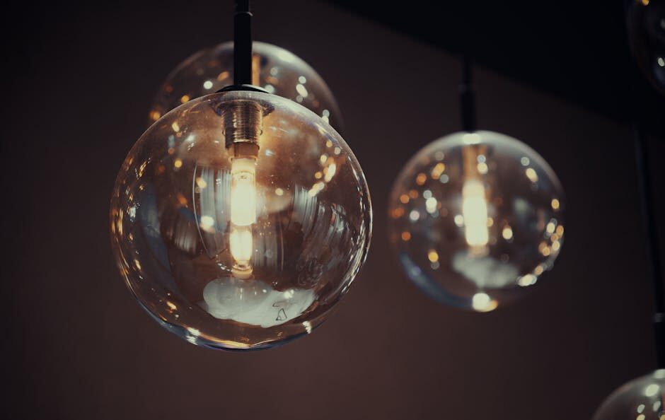 Elegante drie lampen hanglamp in een moderne woonkamer, die een warme sfeer creëert.